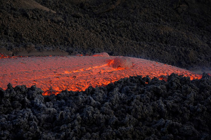 Gunung Etna dikenal sebagai gunung berapi tertinggi dan teraktif di Eropa. Seperti apa sensasi mendaki salah satu gunung berapi aktif di dunia ini?