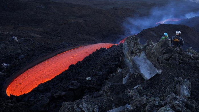 Ekstrem! Sensasi Mendaki Gunung Berapi Tertinggi-Teraktif di Eropa Gunung Etna dikenal sebagai gunung berapi tertinggi dan teraktif di Eropa. Seperti apa sensasi mendaki salah satu gunung berapi aktif di dunia ini?