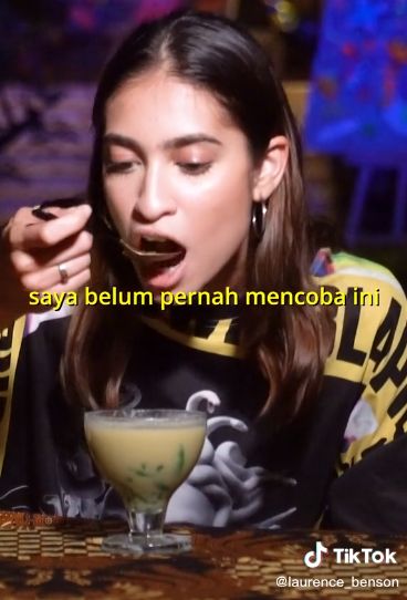 Bule cicip es cendol, awalnya jijik tapi jadi suka saat sudah mencicipinya.