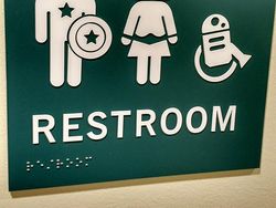 Tanda Toilet Pria dan Wanita yang Bikin Ngakak