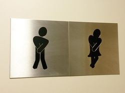 Tanda Toilet Pria dan Wanita yang Bikin Ngakak