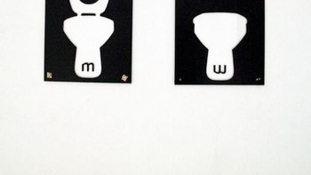 Pria berdiri, wanita duduk. Foto: Brightside