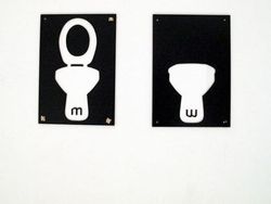 Tanda Toilet Pria dan Wanita yang Bikin Ngakak