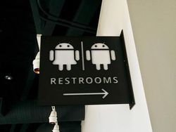 Tanda Toilet Pria dan Wanita yang Bikin Ngakak