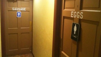 Tema sarapan pagi kayanya, pria sosis dan wanita telur. Foto: Brightside