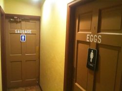 Tanda Toilet Pria dan Wanita yang Bikin Ngakak