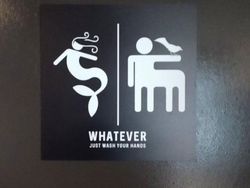 Tanda Toilet Pria dan Wanita yang Bikin Ngakak