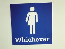 Tanda Toilet Pria dan Wanita yang Bikin Ngakak