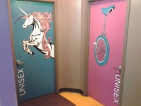 fotoinet Tak Monoton, Ini Tanda Pembeda Toilet Pria dan Wanita