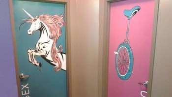 Ini toilet unisex tapi ada gambar unicorn. Foto: Brightside