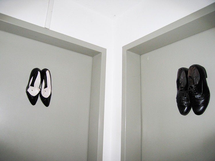 fotoinet Tak Monoton, Ini Tanda Pembeda Toilet Pria dan Wanita