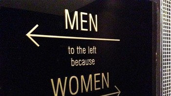 Kocak, kalimat plesetan ini artinya laki-laki di sebelah kiri karena wanita selalu benar (right - kanan) Foto: Brightside