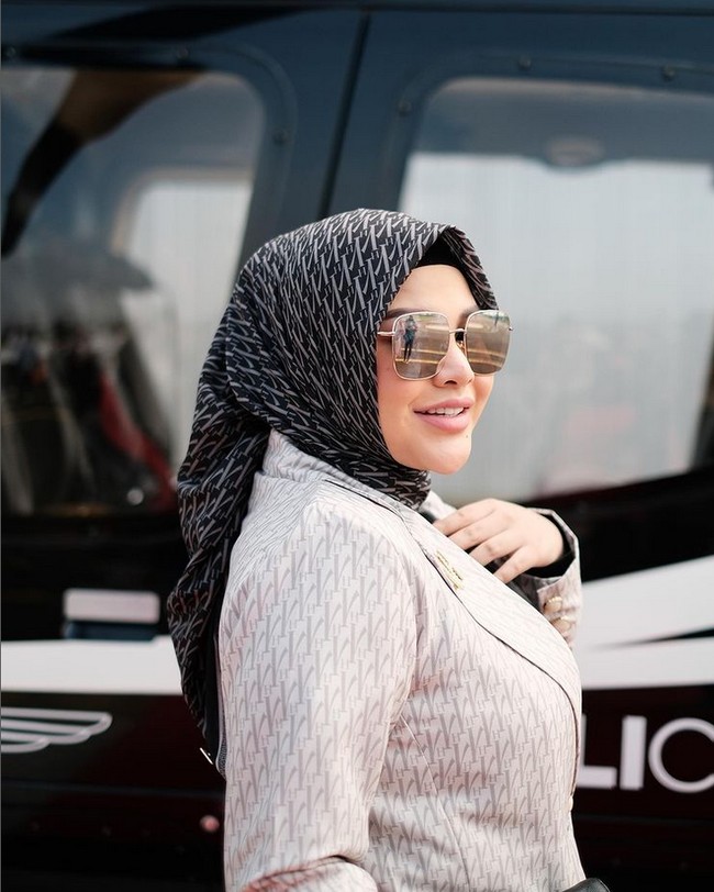 Putri sulung dari musisi Anang Hermansyah dan penyanyi, diva pop Krisdayanti ini memberikan semangat bagi ibu muda yang sibuk mengurus anak. Yang pastinya buat ibu muda semangat walaupun kita harus mengurus anak, suami, plusnya banyak dapat pahala, kata Aurel. Foto: Dok. Instagram @vanillahijab.