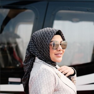 7 Gaya Hijab Aurel Hermansyah bak Lady Boss, Pose di Depan Helikopter
