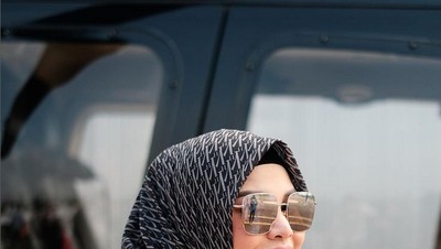 7 Gaya Hijab Aurel Hermansyah bak Lady Boss, Pose di Depan Helikopter