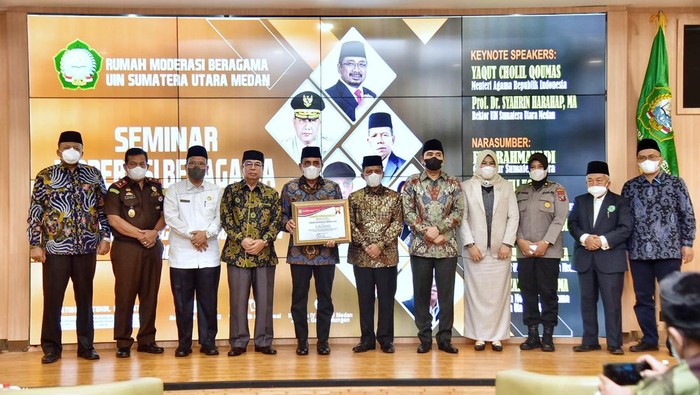 Gubsu Edy Rahmayadi saat menerima penghargaan dari UIN Sumut