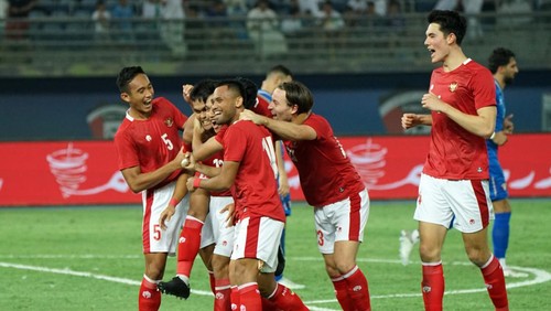 Pesepak bola Timnas Indonesia Rachmat Irianto (kedua kiri) berselebrasi dengan rekan-rekannya usai membobol gawang Timnas kuwait dalam laga perdana Grup A Kualifikasi Piala Asia 2023 di Stadion Internasional Jaber Al Ahmad, Kuwait, Rabu (8/6/2022). Indonesia menang dengan skor 2-1. ANTARA FOTO/Humas PSSI/app/YU