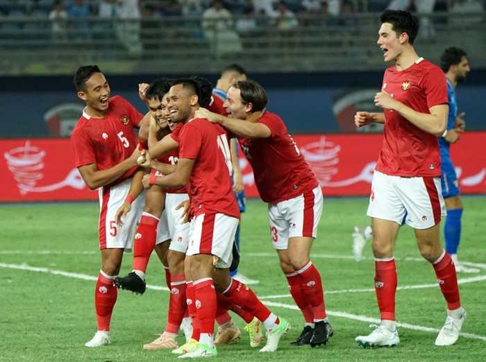 Pesepak bola Timnas Indonesia Rachmat Irianto (kedua kiri) berselebrasi dengan rekan-rekannya usai membobol gawang Timnas kuwait dalam laga perdana Grup A Kualifikasi Piala Asia 2023 di Stadion Internasional Jaber Al Ahmad, Kuwait, Rabu (8/6/2022). Indonesia menang dengan skor 2-1. ANTARA FOTO/Humas PSSI/app/YU