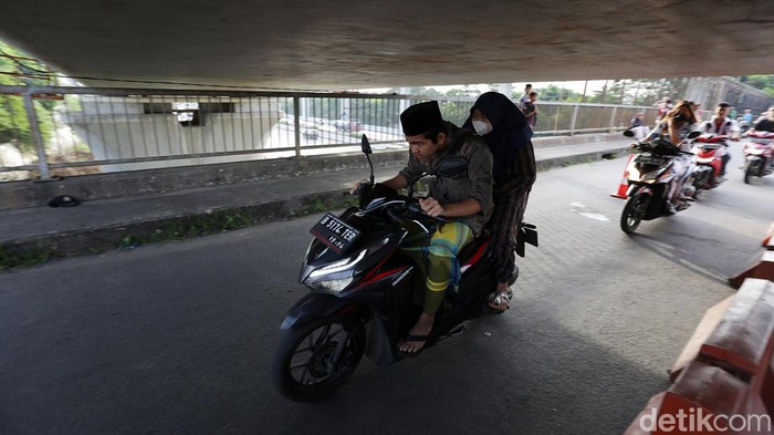 Ini Proyek Box Girder Kereta Cepat yang 'Mepet' Jembatan di Bekasi Petugas mengatur lalu lintas kendaraan yang melintas di Jembatan Antelope, Curug, Bekasi, Jawa Barat, Selasa (14/6/2022). Pengaturan lalu lintas karena adanya pemasangan girder proyek kereta cepat dan hanya dapat dilalui kendaraan dengan ketinggian maksimal 1,7 meter dari tanggal 13 Juni hingga 10 Agustus 2022.