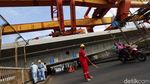 Melihat Lebih Dekat Girder Kereta Cepat yang Nempel di Jembatan Bekasi