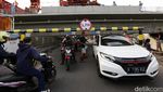 Melihat Lebih Dekat Girder Kereta Cepat yang Nempel di Jembatan Bekasi