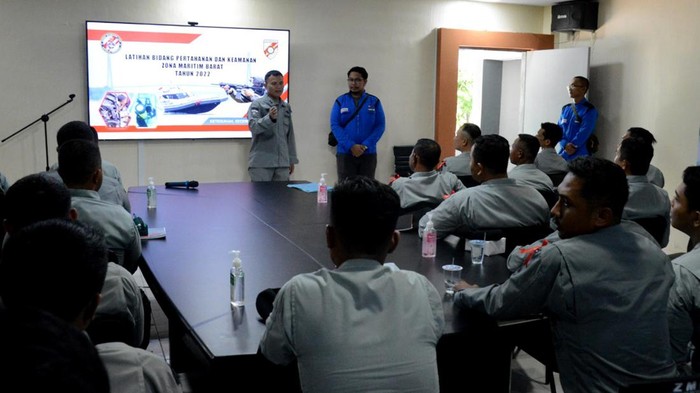 Intip Latihan Pertahanan dan Keamanan Laut Bakamla RI Pelatihan bidang pertahanan dan keamanan laut dibuka di Batam. Pelatihan ini diikuti oleh puluhan personel yang ada di wilayah kerja Zona Maritim Barat.