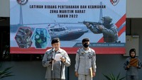 Kepala Kantor Kamla Zona Maritim Barat Laksma Bakamla Hadi Pranoto, membuka pelatihan bidang pertahanan dan keamanan laut di lapangan apel Kantor Kamla Zona Maritim Barat, Jl. RE Martadinata No. 16, Batam, Kepulauan Riau, Senin (13/6/2022).
