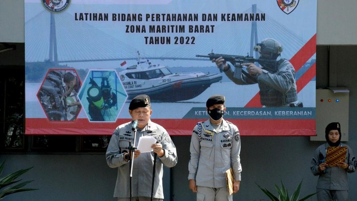 Intip Latihan Pertahanan dan Keamanan Laut Bakamla RI Pelatihan bidang pertahanan dan keamanan laut dibuka di Batam. Pelatihan ini diikuti oleh puluhan personel yang ada di wilayah kerja Zona Maritim Barat.
