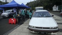 Petugas juga mengatakan setiap harinya mereka menguji emisi mobil sebanyak 1.000 unit dengan titik yang berpindah-pindah.