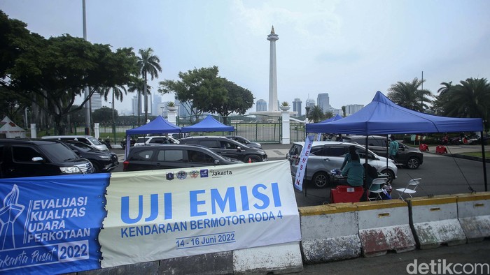 Petugas melakukan uji emisi di Kawasan Monas, Jakarta, Selasa (14/6/2022). Uji emisi ini terus digencarkan setiap harinya dengan titik yang berpindah-pindah.