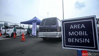 Mobil tersebut masuk sesuai dengan kategori bahan bakar masing-masing.