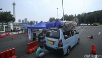 Nampak sebuah mobil angkot yang tengah mengangkut ondel-ondel ikut dalam uji emisi ini.
