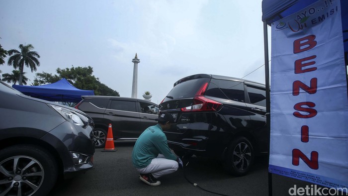 Petugas melakukan uji emisi di Kawasan Monas, Jakarta, Selasa (14/6/2022). Uji emisi ini terus digencarkan setiap harinya dengan titik yang berpindah-pindah.