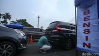Petugas melakukan uji emisi di Kawasan Monas, Jakarta, Selasa (14/6/2022).