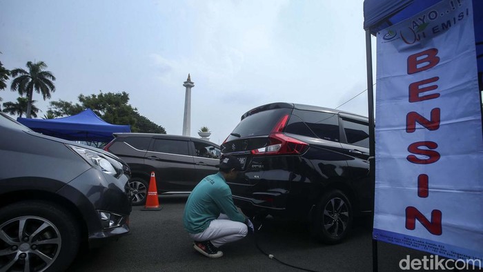 Jaga Kualitas Udara Jakarta dengan Uji Emisi Petugas melakukan uji emisi di Kawasan Monas, Jakarta, Selasa (14/6/2022). Uji emisi ini terus digencarkan setiap harinya dengan titik yang berpindah-pindah.