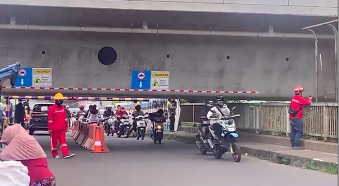 Jalur kereta cepat buat pengendara motor menunduk saat melintas.