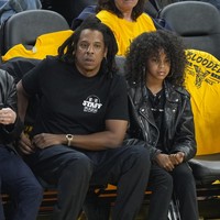 Gaya kembaran mereka konsisten sampai ke sepatu juga. Keduanya sama-sama memakai sneakers senada. (Foto: Getty Images/Thearon W. Henderson)