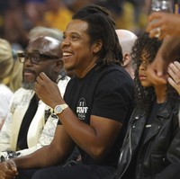 Pertandingan Game Five of the 2022 NBA Finals antara Boston Celtics dan Golden State Warriors di San Fransisco, Senin (13/6/2022), bertaburan bintang di tengah penonton. Ikut menyaksikan langsung, Jay-Z dan putri pertamanya, Blue Ivy. (Foto: AP/Jed Jacobsohn)