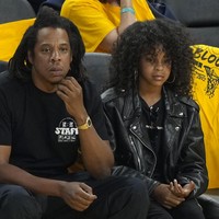 Jay-Z dan Blue Ivy tampil kompak dalam balutan busana serba hitam. Kaus hitam menjadi andalan pelantun 99 Problems itu. Sementara Blue Ivy tampil rock-chic dengan padanan biker jacket. (Foto: Getty Images/Thearon W. Henderson)