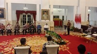 Momen terbaru Jokowi meluapkan kejengkelannya soal produk impor disampaikan dalam Rapat Koordinasi Nasional Pengawasan Intern Pemerintah tahun 2022, di Istana Merdeka, Jakarta Pusat, Selasa (14/6/2022). Jokowi geram APBN-APBD dipakai untuk membeli produk impor.Jangan sampai kita ini memiliki APBN Rp 2.714 triliun, memiliki APBD Rp 1.197 triliun, belinya produk impor seperti tadi yang disampaikan Pak Kepala BPKP, bukan produk dalam negeri. Ini uang rakyat, uang yang dikumpulkan dari pajak, baik PPN, PPH badan, PPH perorangan, PPH Karyawan, dari pihak ekspor, dari PNPB, dikumpulkan dengan cara yang tidak mudah, kemudian belanjanya belanja produk impor. Bodoh sekali kita, kata Jokowi. (Eva-detikcom)