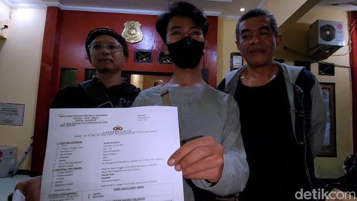 Jurnalis media daring di Sukabumi Ilham Nugraha melaporkan tindak kekerasan yang menimpa dirinya ke Polres Sukabumi