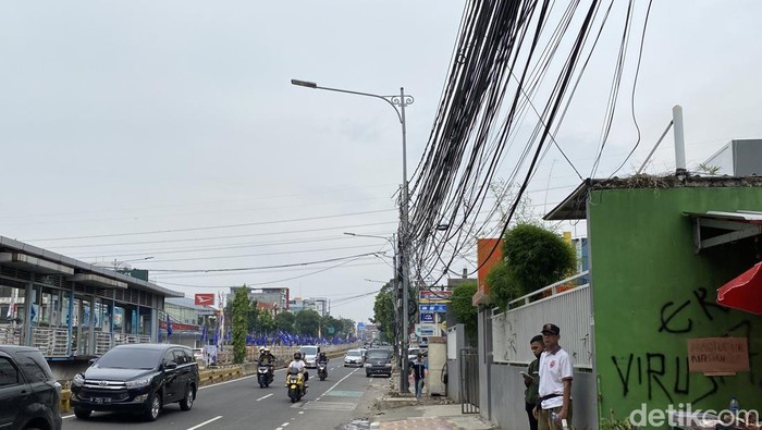 Kabel-kabel utilitas di Jl Raya Mampang Prapatan Raya, Jakarta Selatan, 14 Juni 2022. (Annisa Rizky Fadhila/detikcom)