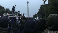 Aksi itu sebagai bentuk desakan untuk Presiden RI Joko Widodo (Jokowi) untuk segera memecat menteri-menteri yang bermasalah, baik dalam kinerja maupun formalitas.