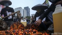 Jokowi dinilai tak boleh luput dengan Badan Pengelola Dana Perkebunan Kelapa Sawit (BPDPKS). Sebab diduga, kata dia, didalamnya diduga kuat ada sosok yang memiliki kuasa besar dalam mengatur puluhan triliunan rupiah terkait dugaan dana pungutan sawit.
