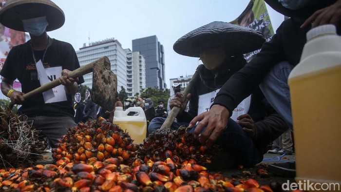 Kecam Mahalnya Minyak Goreng, Sejumlah Pendemo Diamankan Forum Masyarakat Antikorupsi gelar aksi di kawasan Patung Kuda, Jakarta. Mereka mengecam mahalnya harga minyak goreng di pasaran.