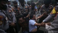 Sejumlah pendemo tampak diamankan oleh polisi, Selasa (14/3/2022).