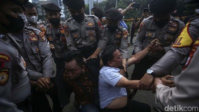 Kecam Mahalnya Minyak Goreng, Sejumlah Pendemo Diamankan