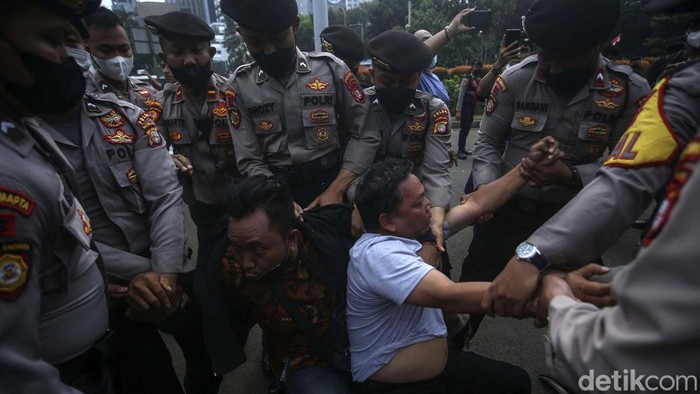Forum Masyarakat Antikorupsi gelar aksi di kawasan Patung Kuda, Jakarta. Mereka mengecam mahalnya harga minyak goreng di pasaran.