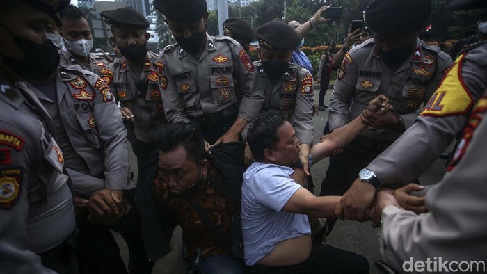 Kecam Mahalnya Minyak Goreng, Sejumlah Pendemo Diamankan Forum Masyarakat Antikorupsi gelar aksi di kawasan Patung Kuda, Jakarta. Mereka mengecam mahalnya harga minyak goreng di pasaran.