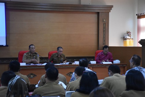 Kepala Dinas Pendidikan Kepemudaan dan Olahraga (Disdikpora) Kota Denpasar, AA Gede Wiratama didampingi Ketua Panitia PPDB Dinas Pendidikan Kepemudaan dan Olahraga (Disdikpora) Kota Denpasar, AA Putu Gede Astara, saat sosialisasi pelaksanaan PPDB Tahun 2022/2023 bersama Perbekel/Lurah se-Kota Denpasar di Kantor Disdikpora Kota Denpasar, Senin (13/6).